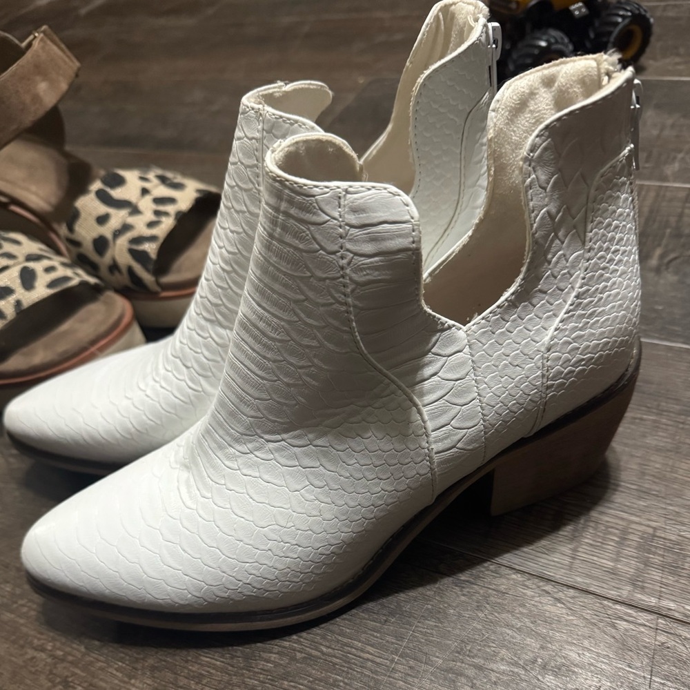 Pierre Duma size 8.5 never worn